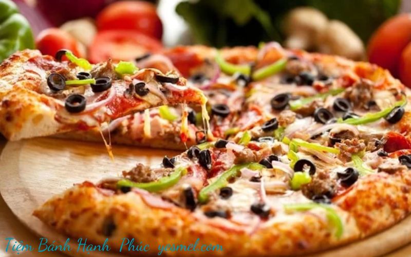 Pizza, một món ăn biểu tượng của ẩm thực Ý, có nguồn gốc từ Napoli vào thế kỷ 18